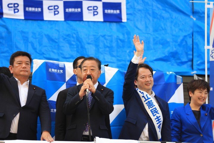 街頭演説を行う野田代表、橋口れい総支部長