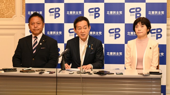 立憲民主・無所属議員会長選挙の立候補届出締め切り後に記者会見に応じる広田一選管委員長(写真中央)