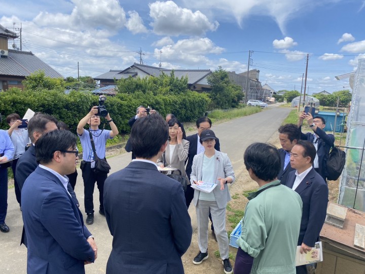 茨城県龍ヶ崎市を視察する石垣議員ら