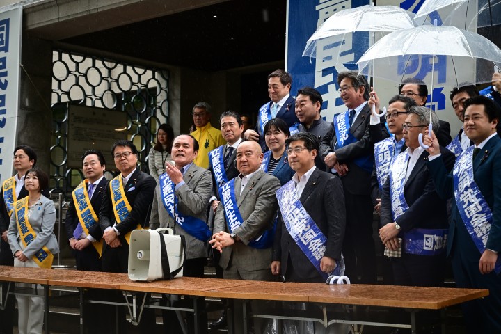 2026年5月25日 自治労の国会請願に駆け付けた吉田忠智議員ら