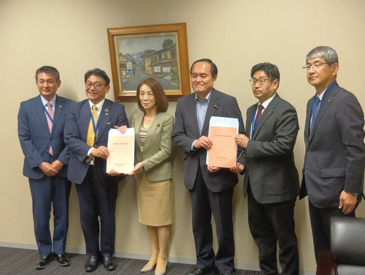 要請書の手交を受ける徳永政調会長ら