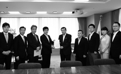 2025.6.18 オンラインカジノ問題に関する提言を内閣府特命担当大臣へ手交