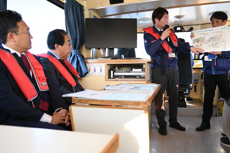 船内で防災施設の説明を受ける野田代表と田所総支部長 20251129_150747.JPG