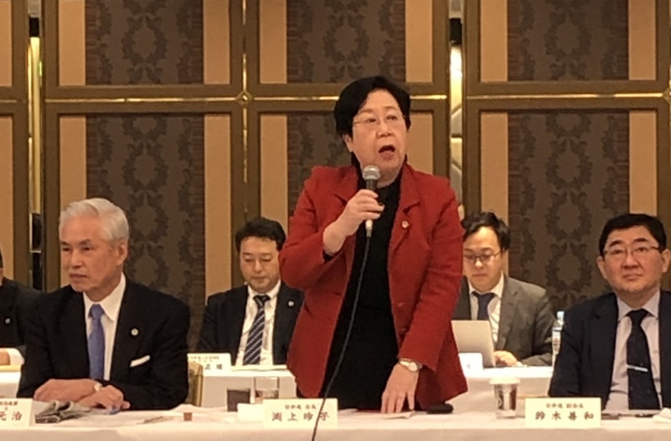 小林元治・弁政連理事長(左) 渕上玲子・日弁連会長(中央) 小林理事長 渕上会長2.jpg