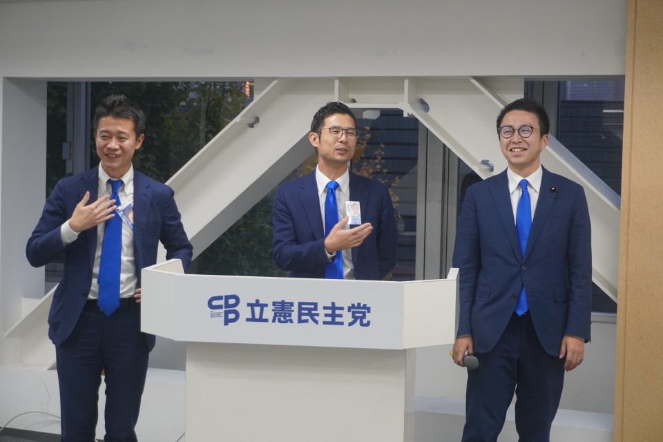 間違い探しな3議員 (左:水沼秀幸議員、中央:波多野翼議員、右:宗野創議員) 三つ子議員.JPG