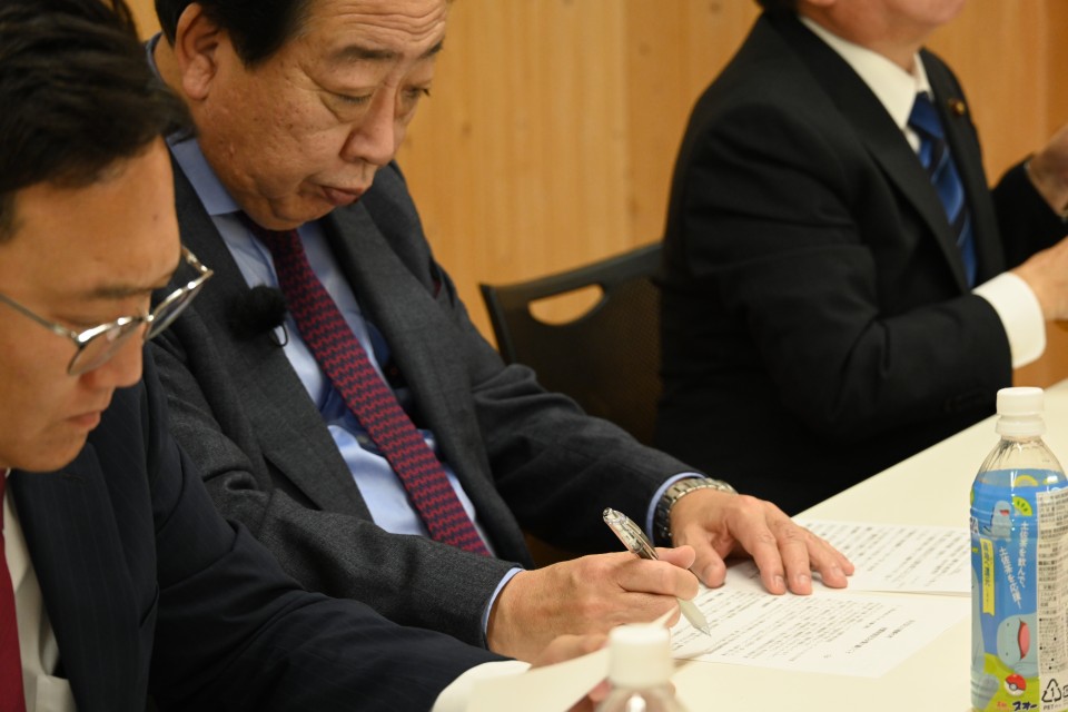 参加者の声をメモする野田代表 20251129_162159.JPG