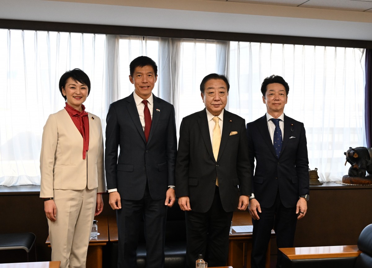 President Noda exchanges views with Singapore Ambassador to Japan
