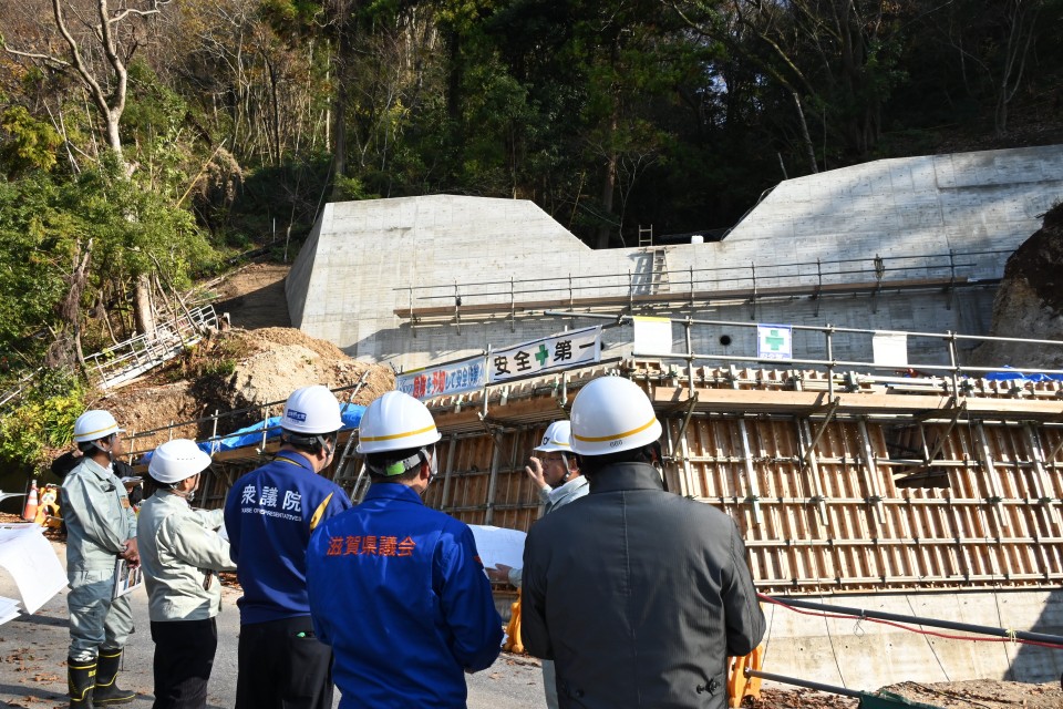 伊吹山の土砂災害復旧工事現場を視察する野田代表 伊吹山の土砂災害復旧工事現場を視察する野田代表
