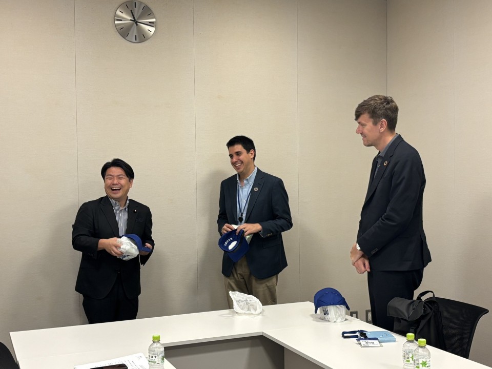 立憲民主党キャップを贈呈 S__168714248_0.jpg