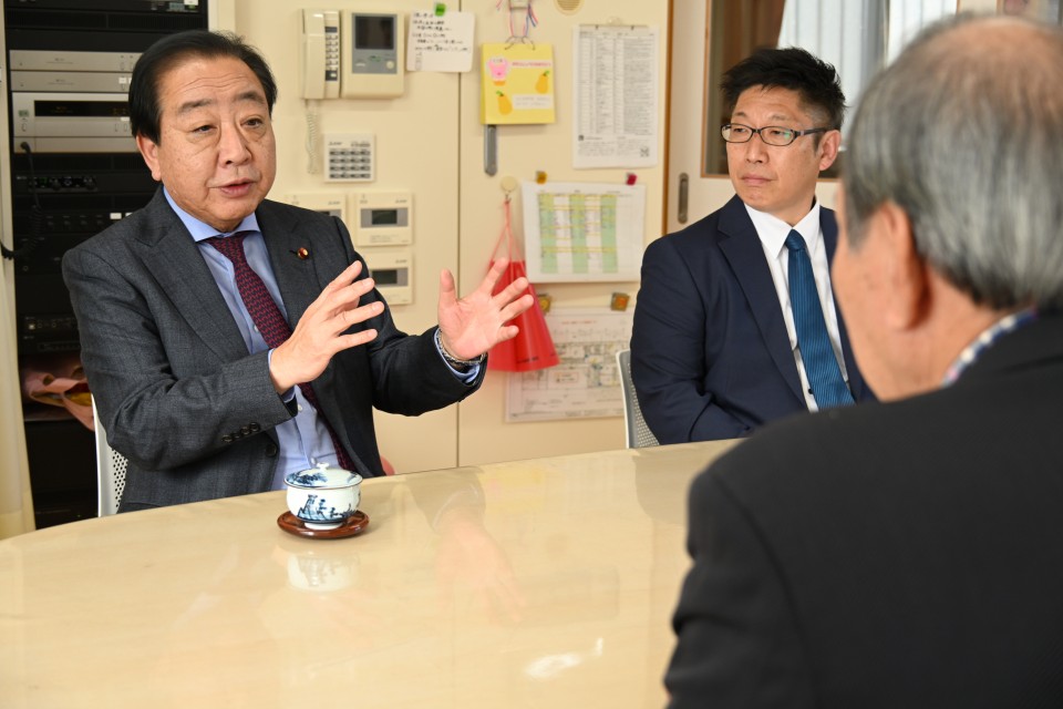 園長と議論する野田代表と楠目高知市議 20251129_140439.JPG