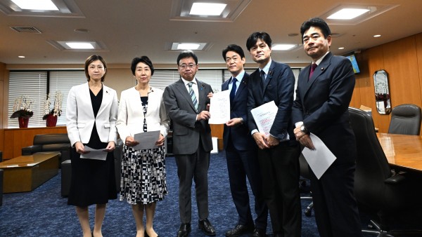 厚労大臣に、「OTC類似薬の保険給付の在り方の見直しに際しては、患者さんに対する影響の検証を求める要請」を実施