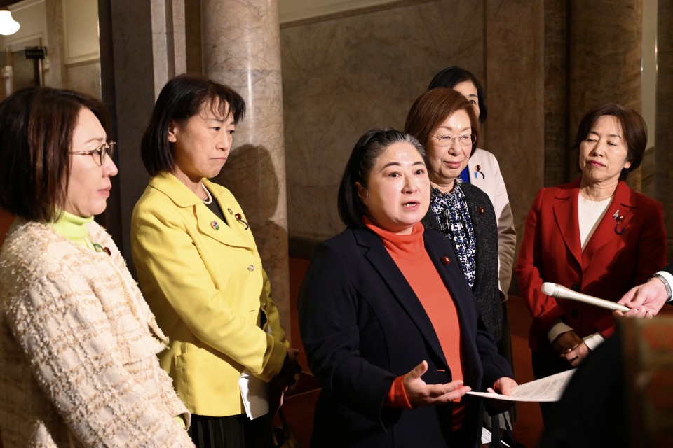 申し入れ後取材に応じる小宮山議員(中央) 申し入れ後取材に応じる小宮山議員(中央)