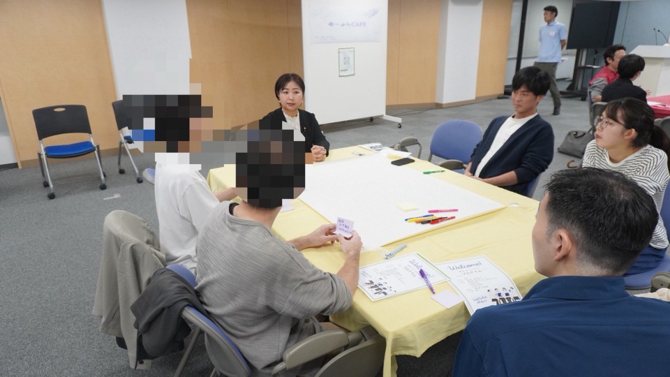 「SNSと選挙」のテーマについて参加者と意見交換をする大塚小百合衆院議員(中央) S__4939836.jpg