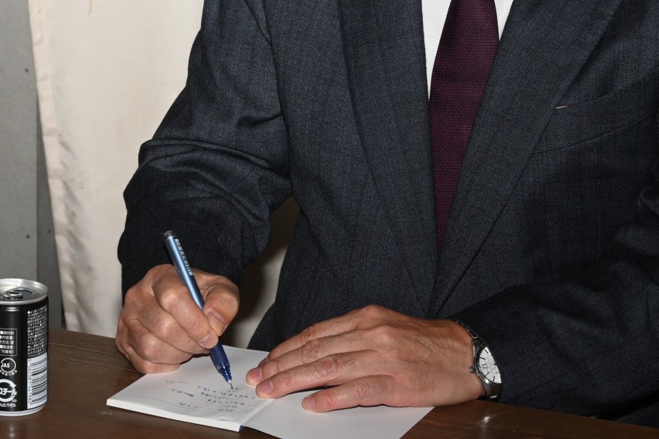 野田代表は丁寧にメモを取りながら畜産農家の話を伺いました メモ.jpg