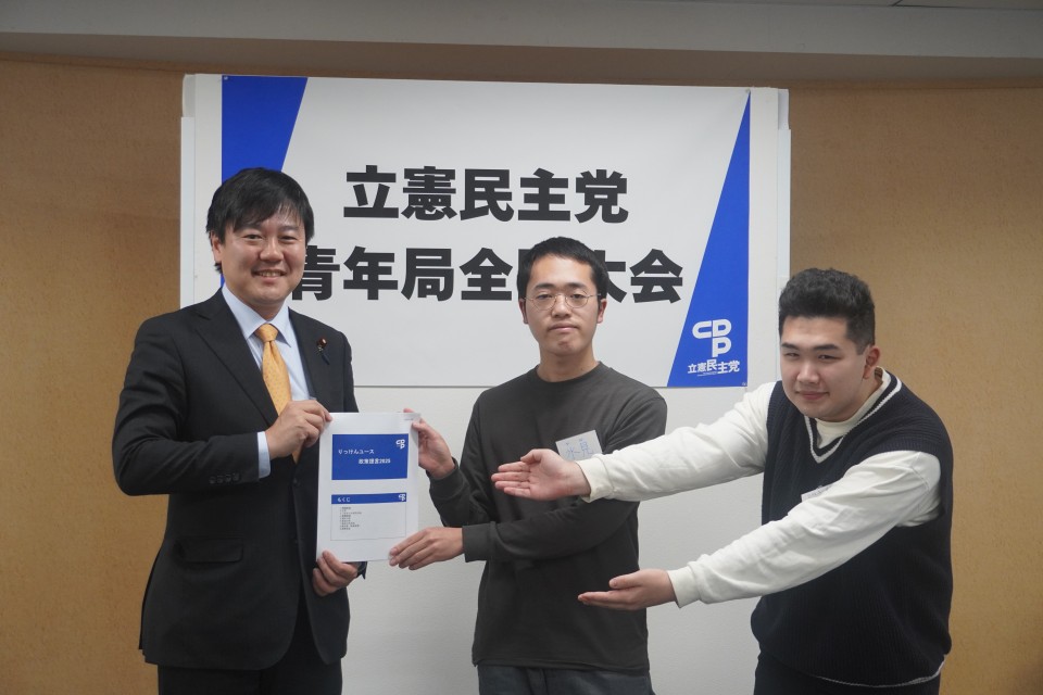 政策提言書手交の様子(左:本庄知史 政務調査会長) 政策提言.JPG