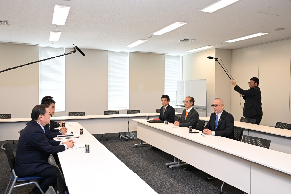 【引越し処分】銀杯　内閣総理大臣　箱付き　10月末まで 引越し処分】銀杯 内閣総理大臣 箱付き 10月末まで 木 箱 彫刻 デザイン