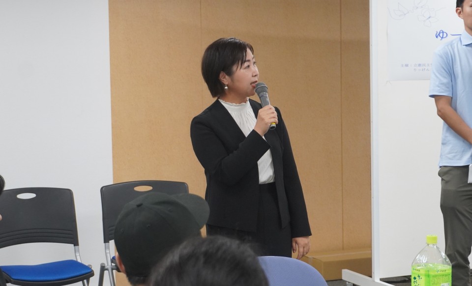 来場者にむけてコメントする大塚小百合衆院議員 DSC04146.JPG