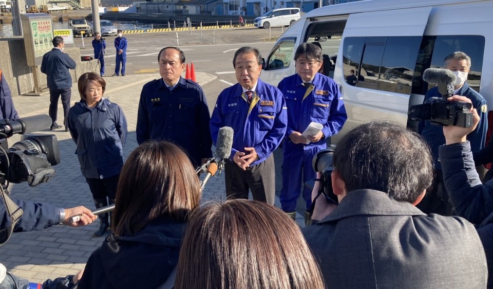 記者団の取材に応じる野田代表。大分県連代表の吉田忠智参院議員、佐賀関を選挙区とする吉川元衆院議員、小林かやこ大分3区総支部長が同行しました ぶらさがり.jpg