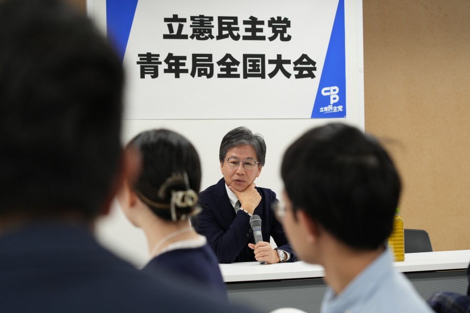 若者から続々と出る質問に答える安住幹事長 安住さん質疑応答の様子.JPG