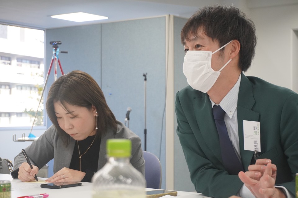 タイマー係をしつつ、ストロングポイントを書き出していきます ワークショップ.JPG