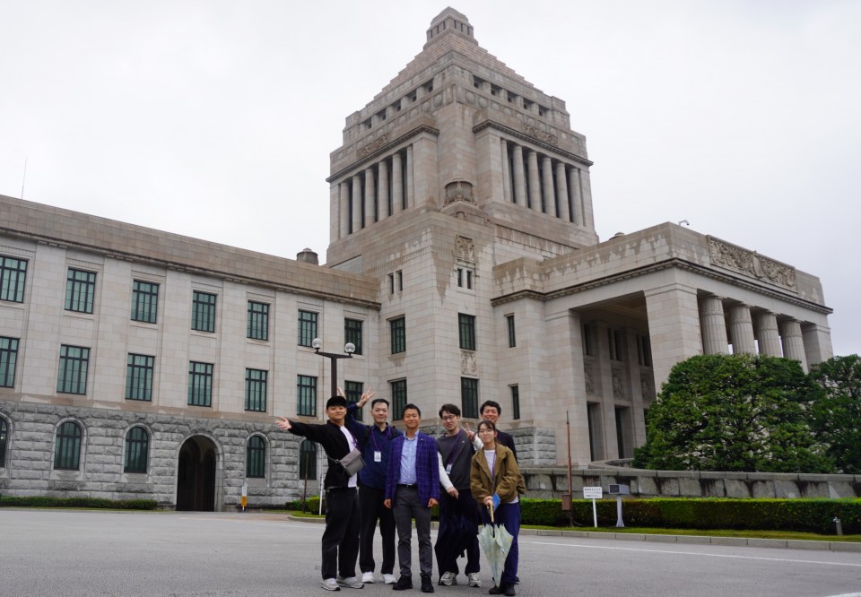 水沼秀幸衆院議員を囲む国会見学会参加者たち (公開用)国会前集合写真.JPG