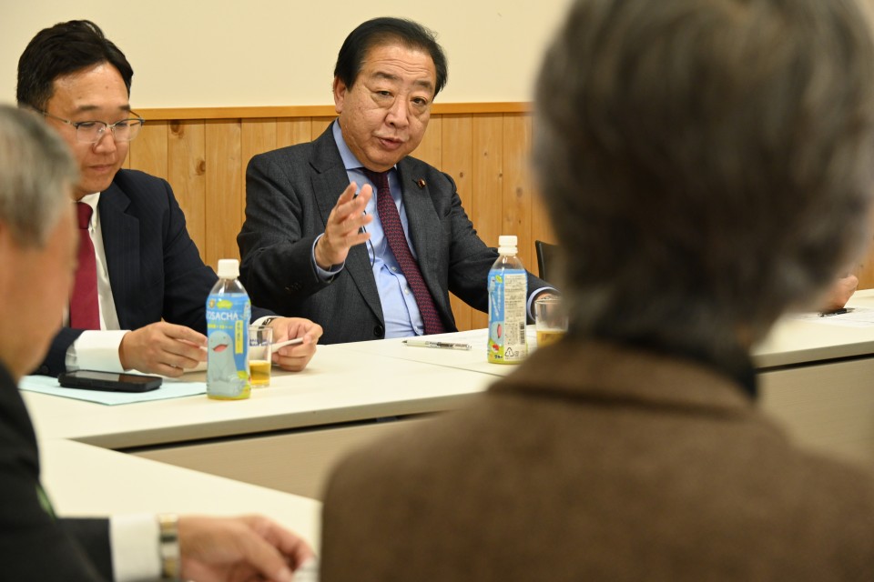 参加者と意見交換する野田代表 20251129_164008.JPG