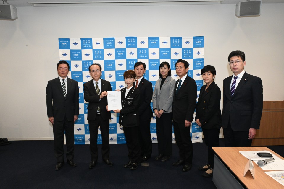 大熊町の吉田敦町長から要請書を手交 20251215_130219.JPG