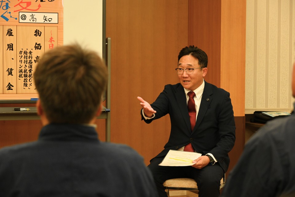 参加者と会話する田所総支部長 40263641-97d4-4dd8-b98b-2f9e847f11a1.jpg