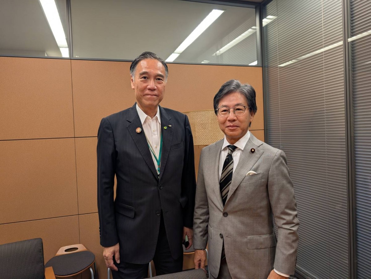 安住幹事長が全国知事会会長に就任した阿部守一長野県知事と意見交換