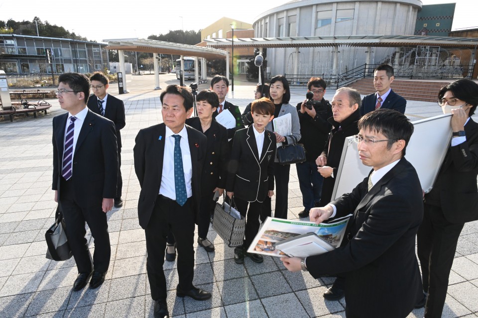 伊澤町長の案内で、双葉駅前で再開発について説明を受ける 20251215_143047.JPG