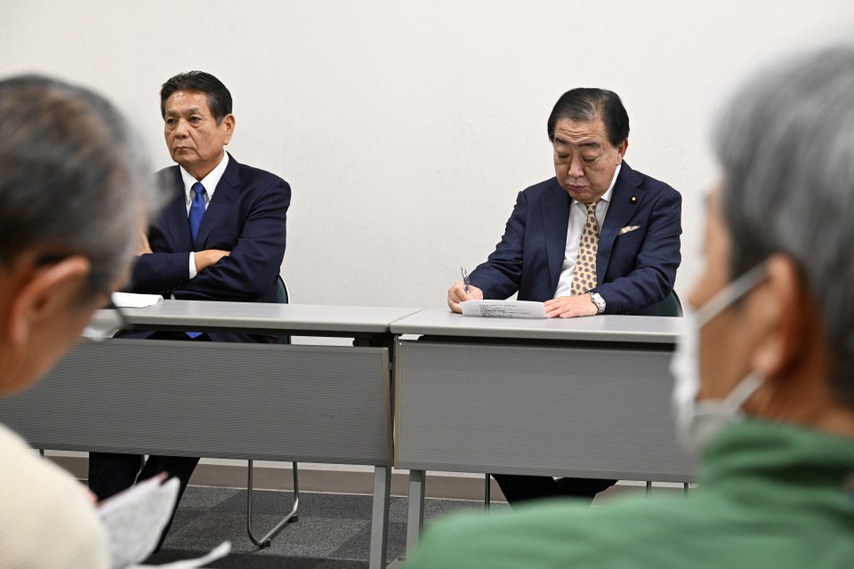 中山間地域の農業についてメモを取る野田代表