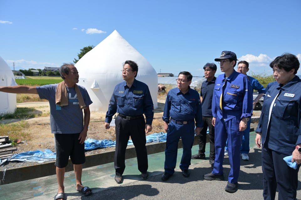 氷川町・被災農家（インスタントハウス居住状況）の視察