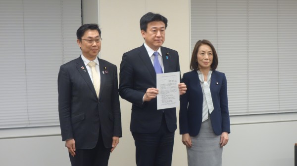 【政調】日本関係商船の安全確保で官房長官に申し入れ 　ホルムズ海峡情勢の緊迫化を受け3党政調会長が連名で要請