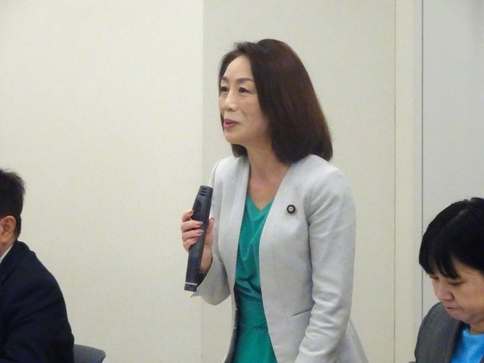 20260616医薬化粧品産業労働組合よりの要請せあいさつする徳永政調会長