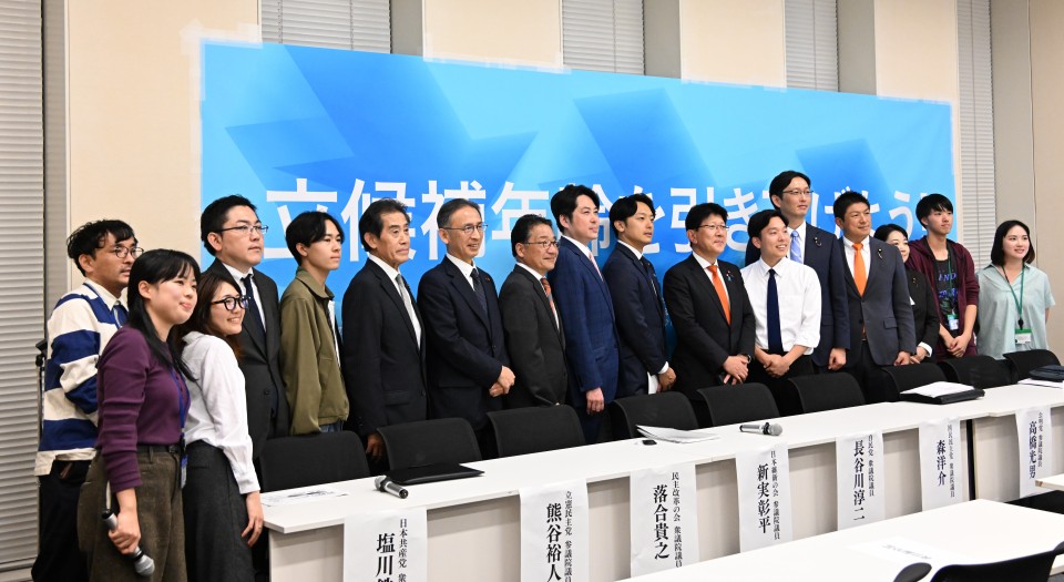 参加議員らと記念撮影