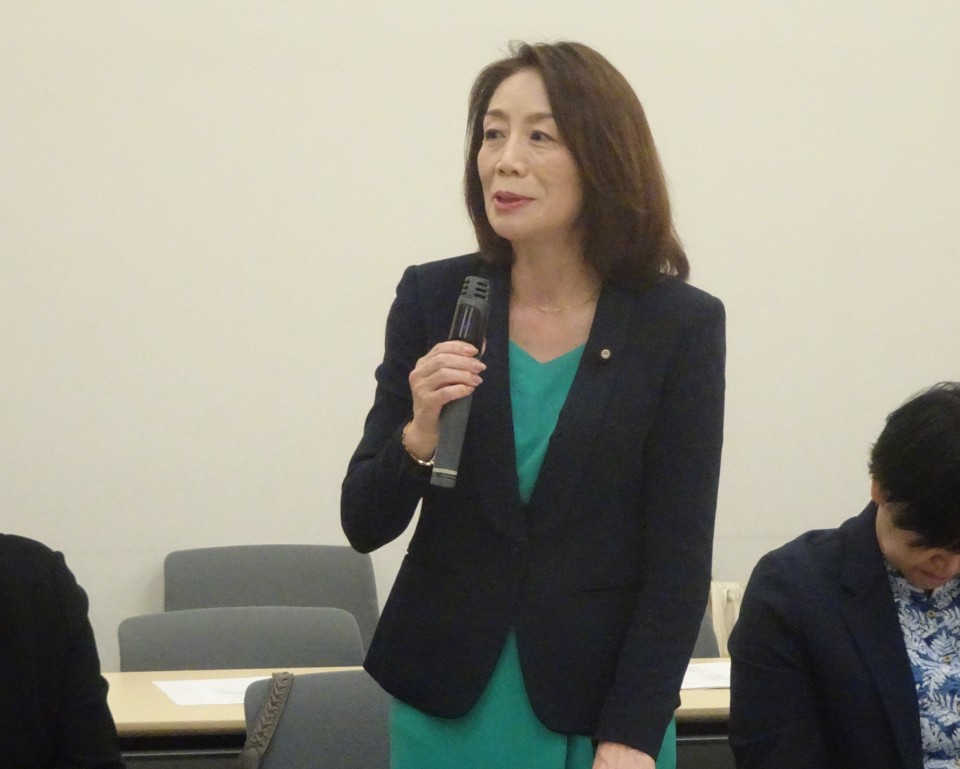 あいさつに立った徳永エリ政調会長