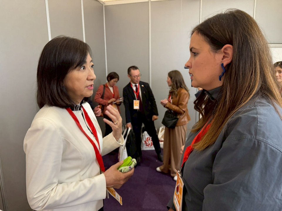 バルセロナでの会議に参加した欧州議員らと懇談する牧山ひろえ議員