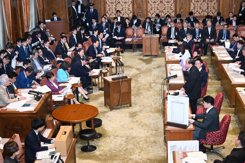 250260706参院決算委員会で質問する吉田忠智議員