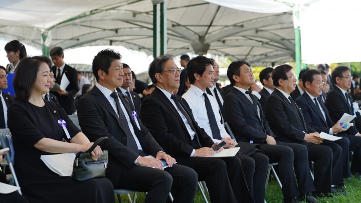 平和記念式典に参列する水岡俊一代表