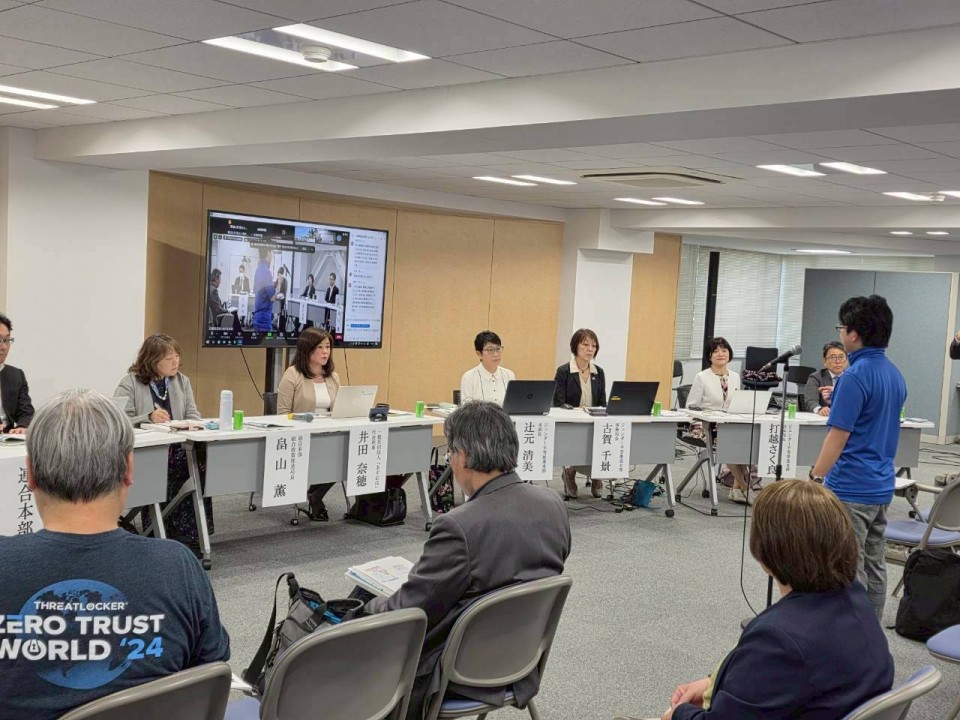 参加者が質問する様子