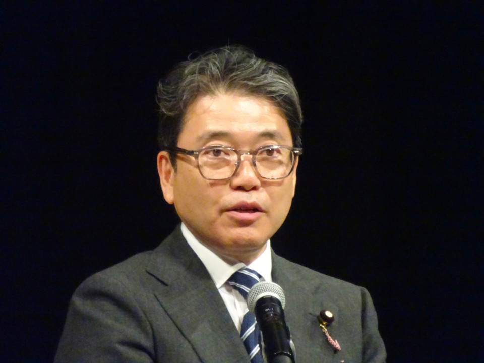 集会であいさつする柴愼一政務調査副会長