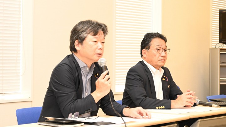 20260825会議で冒頭あいさつする石橋通宏議員（右）と熊谷裕人議員（左）