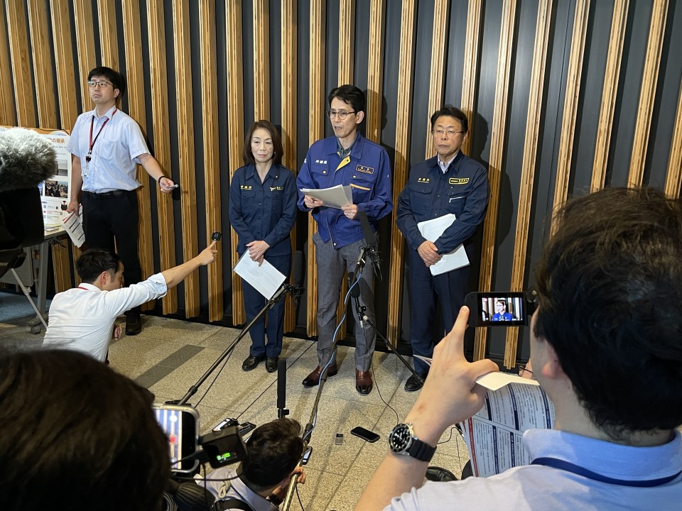 記者団の取材を受ける徳永エリ議員ら