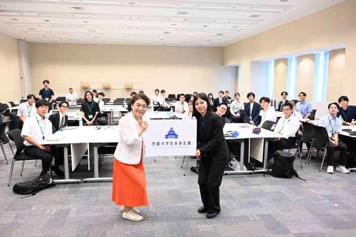 20260819全国大学生未来会議で講演する高木真理参院議員