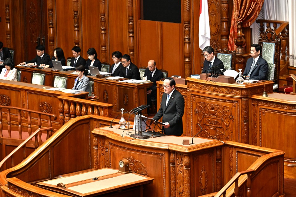 登壇して討論する吉田忠智議員