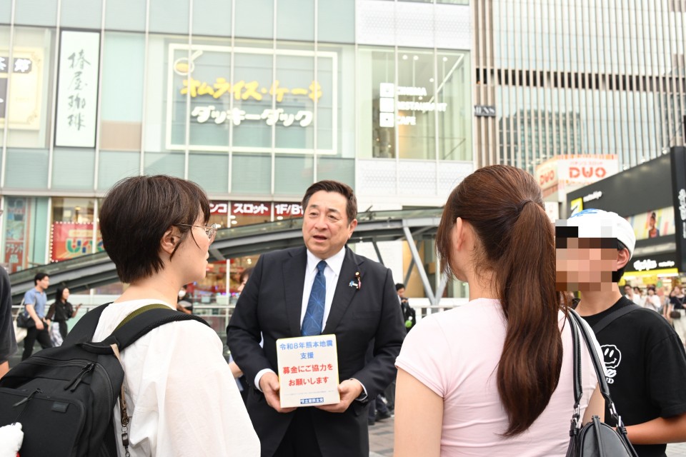募金活動中の福岡県選出の古賀之士参議院議員