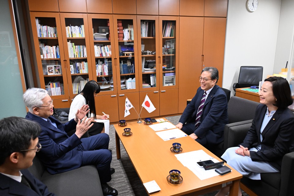 水岡代表と南元駐日韓国大使との会談の様子