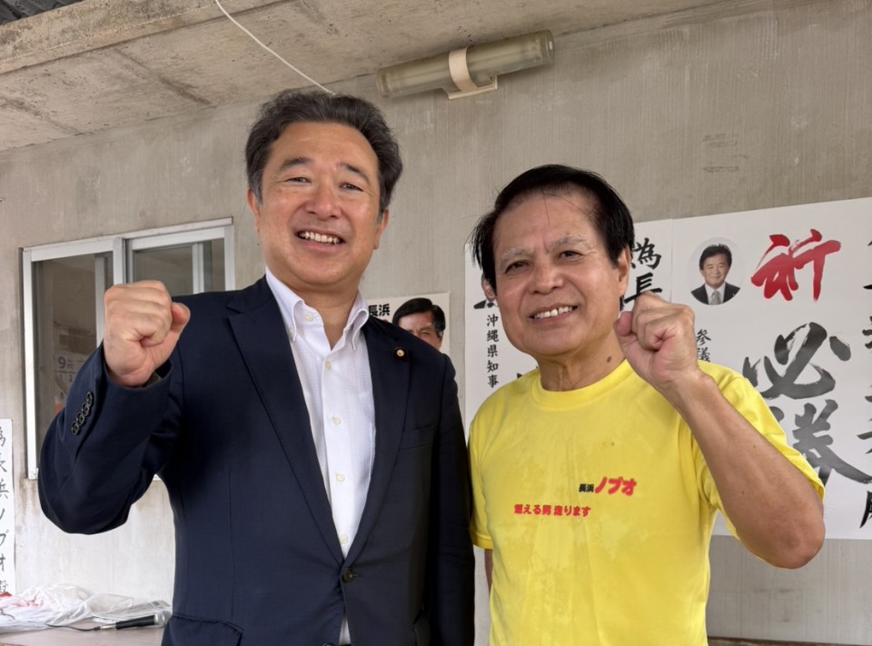 20260910長浜ノブオ候補（右）を激励する森本真治選対委員長（左）