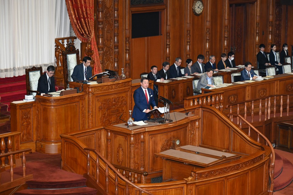 参院本会議で質問する古賀之士議員