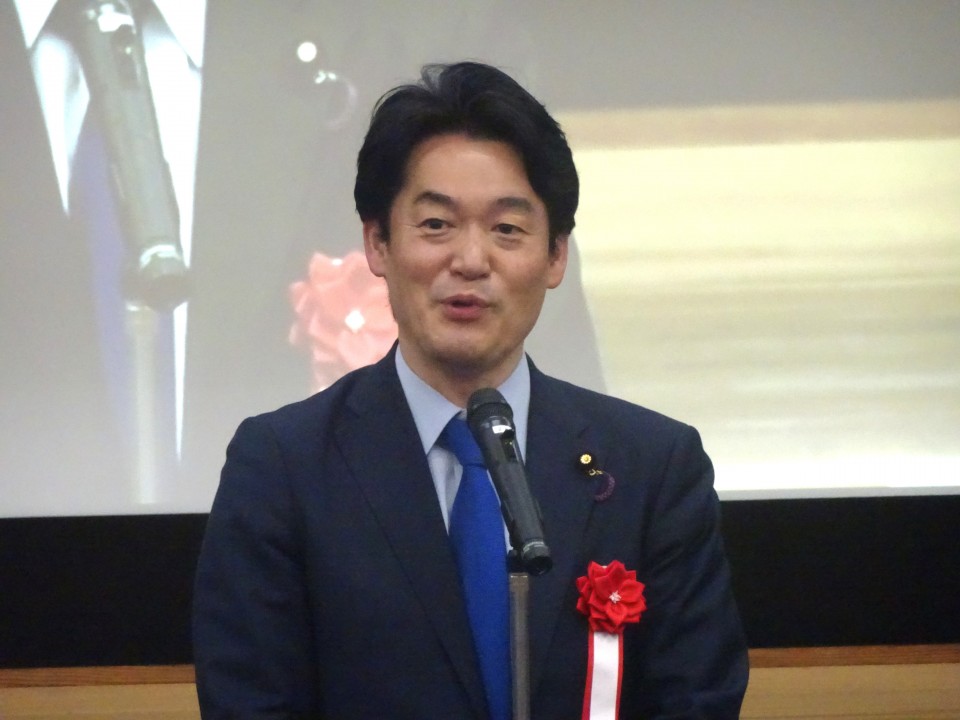 あいさつする小西議員